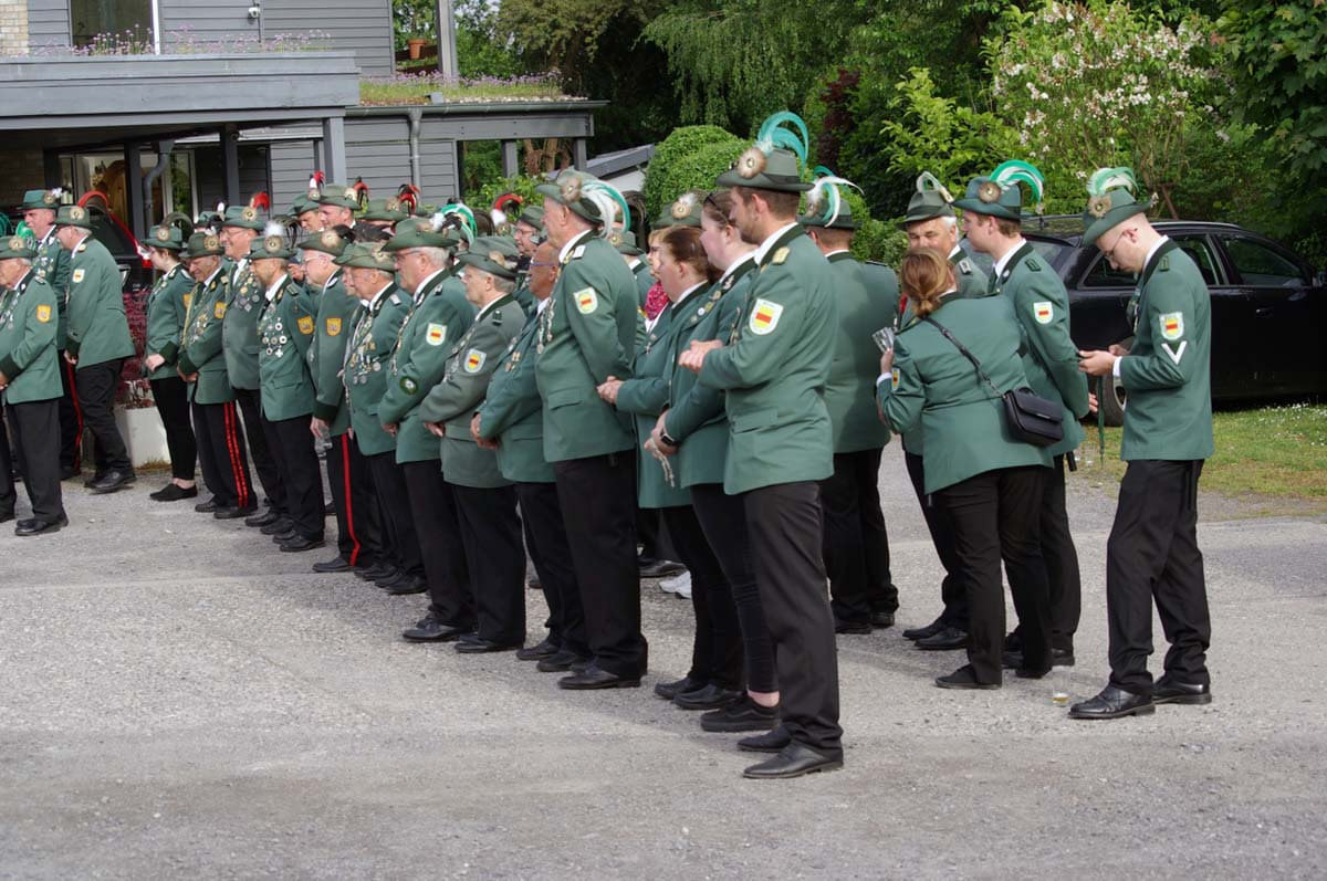 Zur Vorübung für das große Pfingstschützenfest versammelten sich die Mitglieder der Horneschützen. Ehrungen und Beförderungen standen auf dem Programm. Foto: Schützenvereinigung Horne