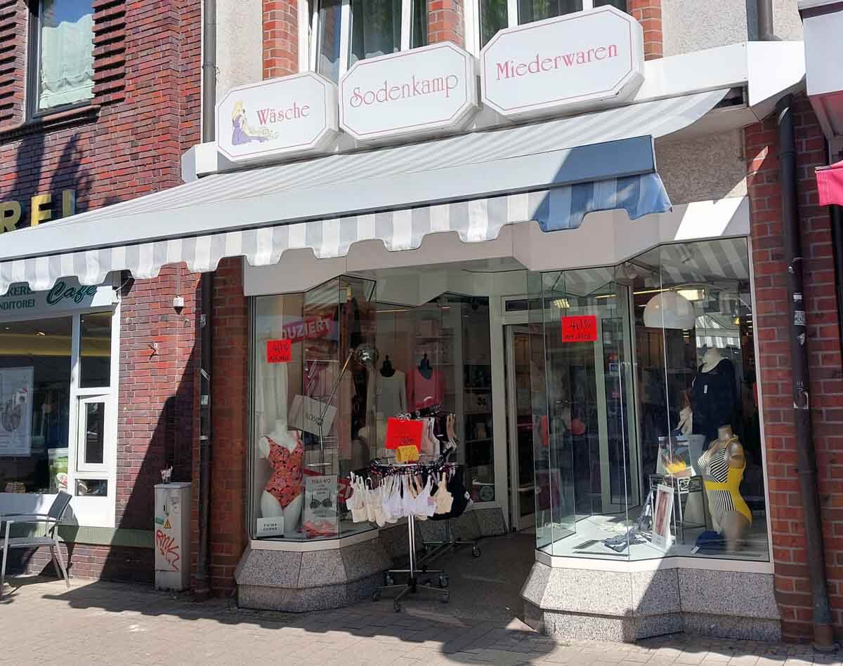 Schwerer Schlag für zahlreiche Stammkundinnen aus Nah und Fern: Das Fachgeschäft Sodenkamp Wäsche und Miederwaren schließt in wenigen Tagen. Foto: Wagner