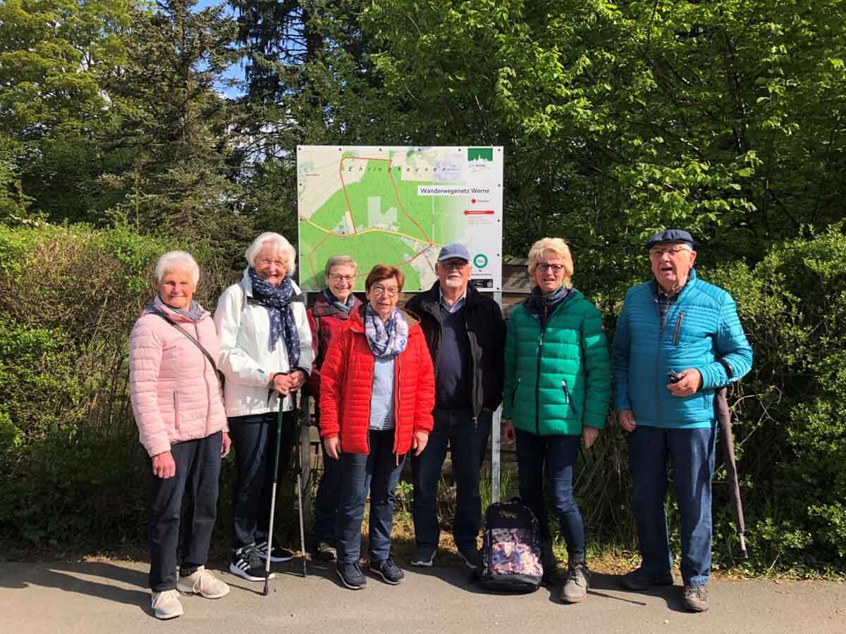 Die Kolping-Wandergruppe war auf einem Rundwegs unterwegs und nahm dabei auch die im Aufbau befindlichen Windkraftanlagen in der Nähe von Mutter Stuff in Augenschein. Foto: Benno Jäger