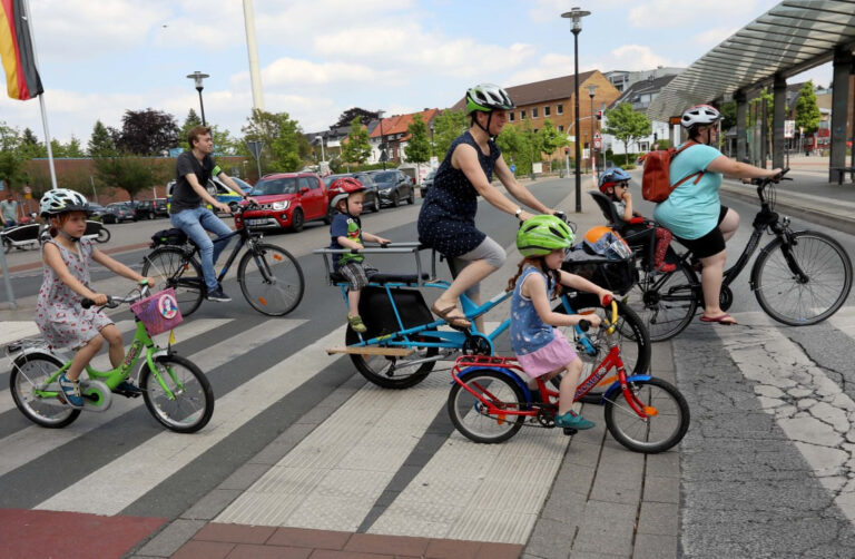 Kleine und große Radfahrer warten weiter auf sichere Radwege