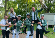 Die Stockumer Grünröcke ließen ihr neues Kaiserpaar, Martha und Heinz Lohmann, hochleben. Foto: Schützenverein