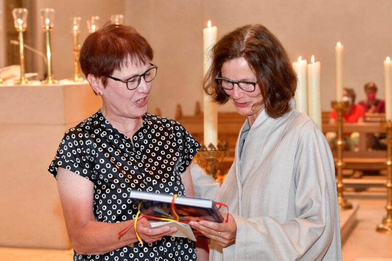 Einen sentimentalen Abschied bereitete die Gemeinde ihrer scheidenden Pastoralreferentin Maria Thiemann (rechts). Foto: MSW