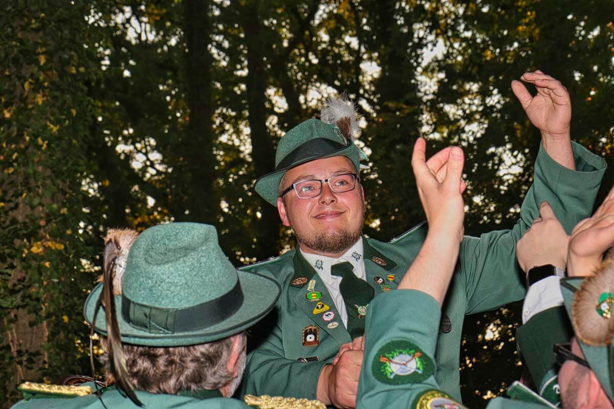 Mit viel Jubel und jeder Menge Gratulationen feierten die Werner Schützen den neuen Schützenkönig Jan-Steffen Sträter