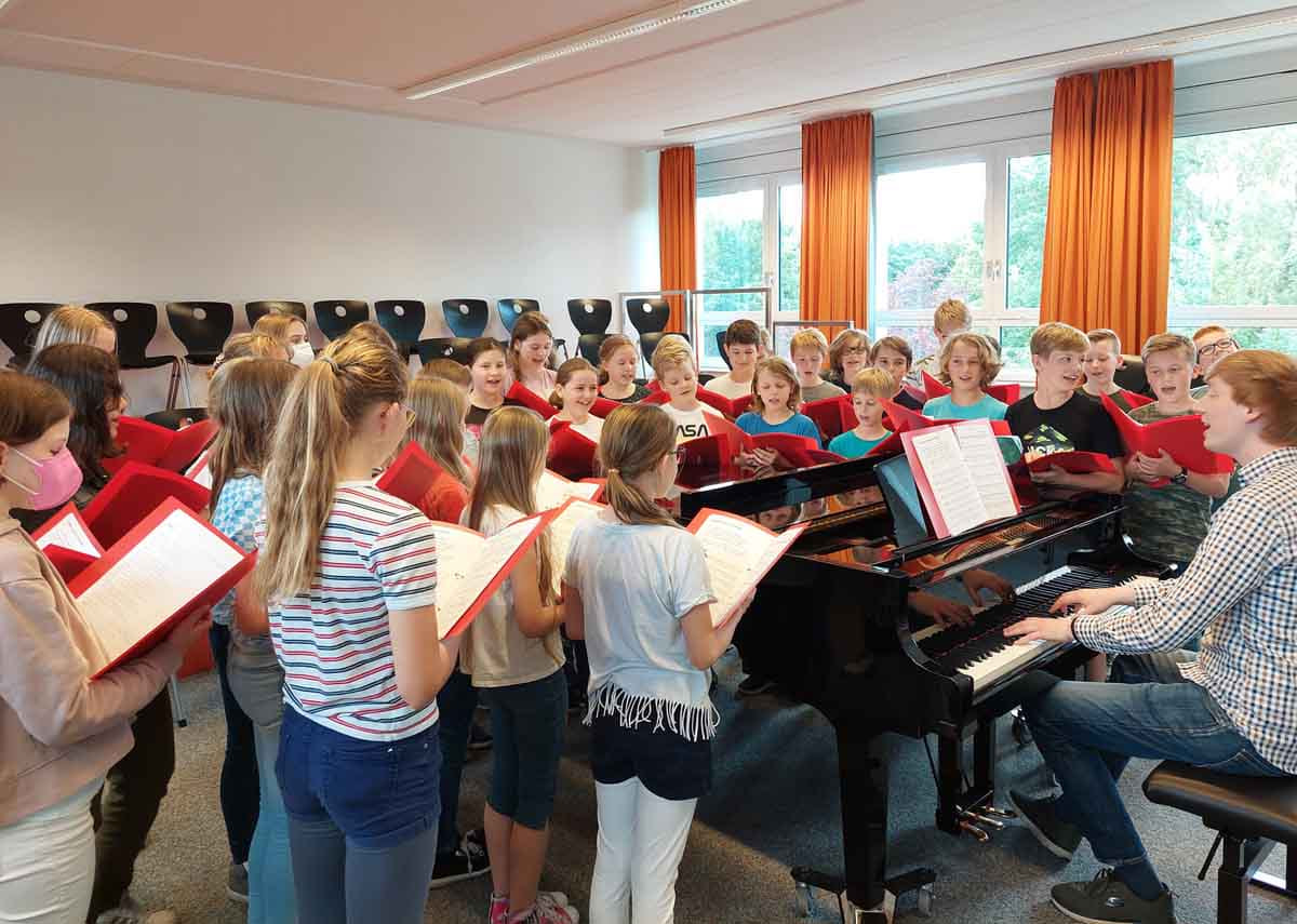 Am Mittwoch, 15. Juni 2022, findet ab 18.30 Uhr am Gymnasium St. Christophorus ein weiteres schulisches Konzert statt, das vom Chor der Jahrgangsstufe 5, die Ohrwürmer, gestaltet wird. Foto: Andreas Lüning