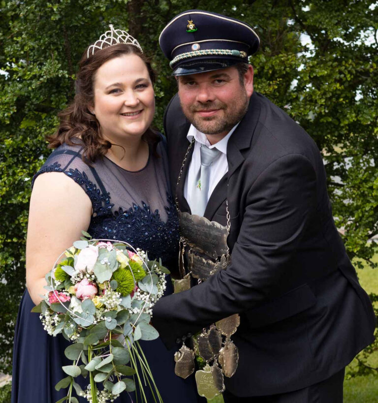 Mit Jannika Feldmann regiert der neue König der Bürgerschützen, „Egon“ Schütte. Foto: Isabel Schütte