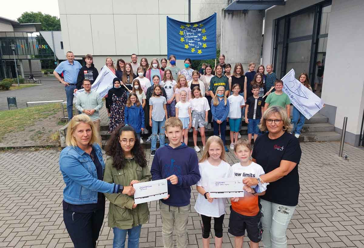Schülerinnen und Schüler des Anne-Frank-Gymnasiums überreichten die Spenden an Stephanie Viefhues (links) und Sabine Aldenhövel (rechts). Foto: Wagner