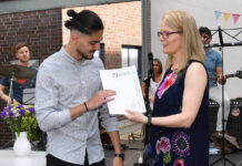Die Klassenlehrerin der Fachoberschule Technik, Carmen Surmann, überreichte die Zeugnisse an den diesjährigen Abschlussjahrgang der Fachoberschule Technik. Foto: MSW
