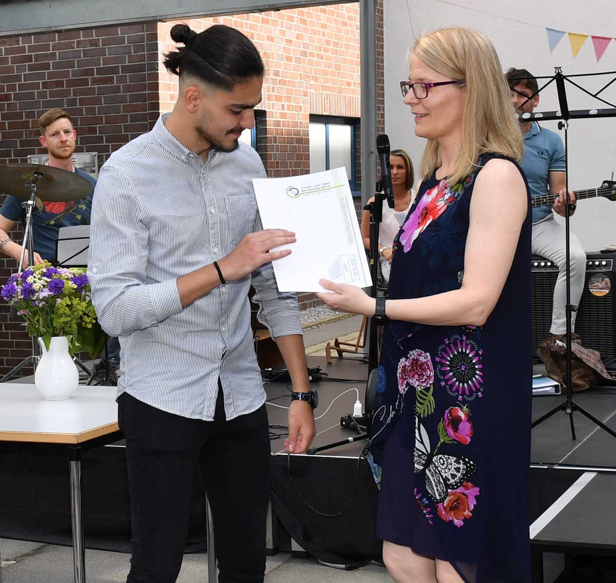 Die Klassenlehrerin der Fachoberschule Technik, Carmen Surmann, überreichte die Zeugnisse an den diesjährigen Abschlussjahrgang der Fachoberschule Technik. Foto: MSW