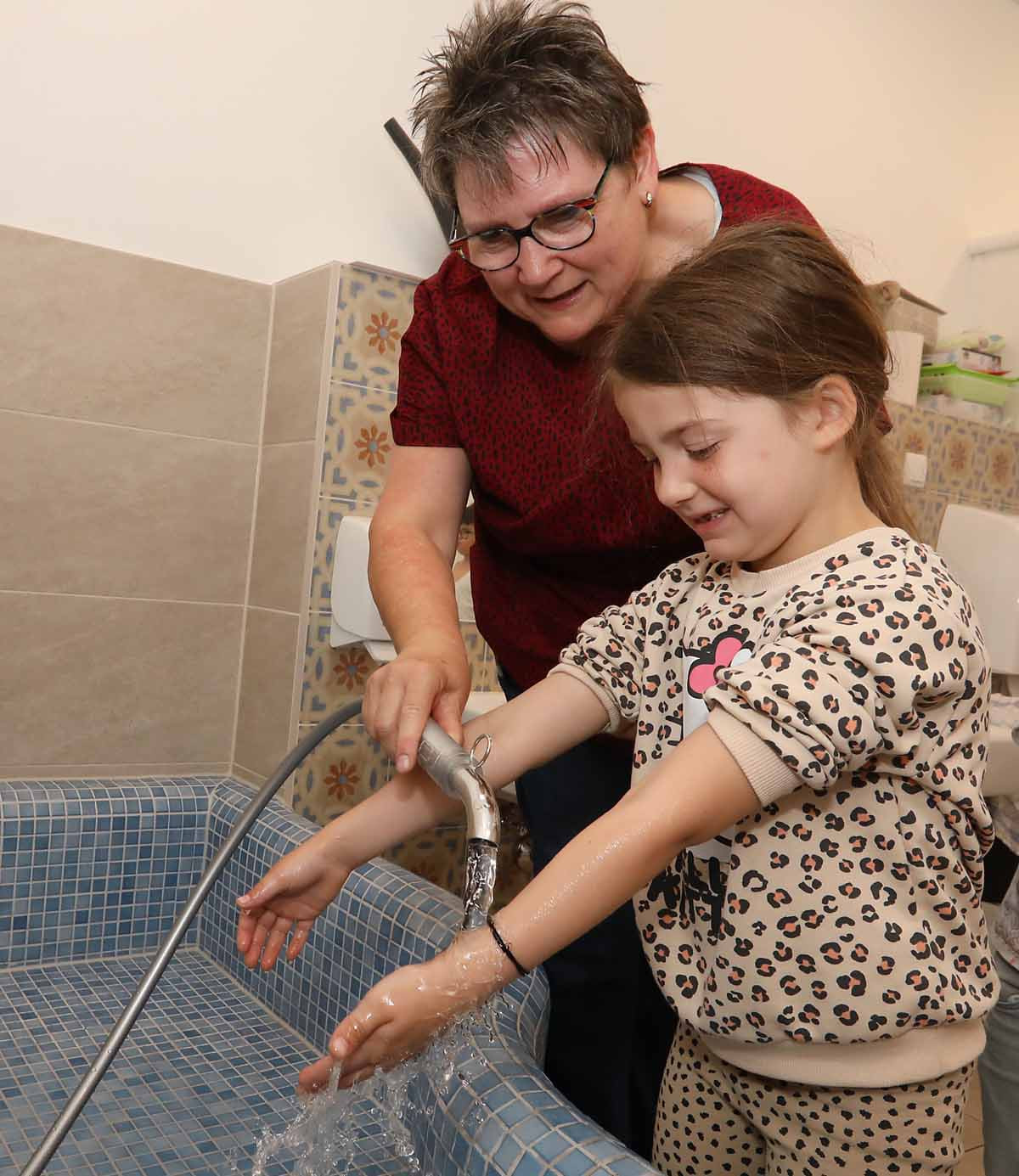 Ein nasses Vergnügen sind für die Kinder die Wassergüsse von Silvia Schönfeld. Foto: Volkmer