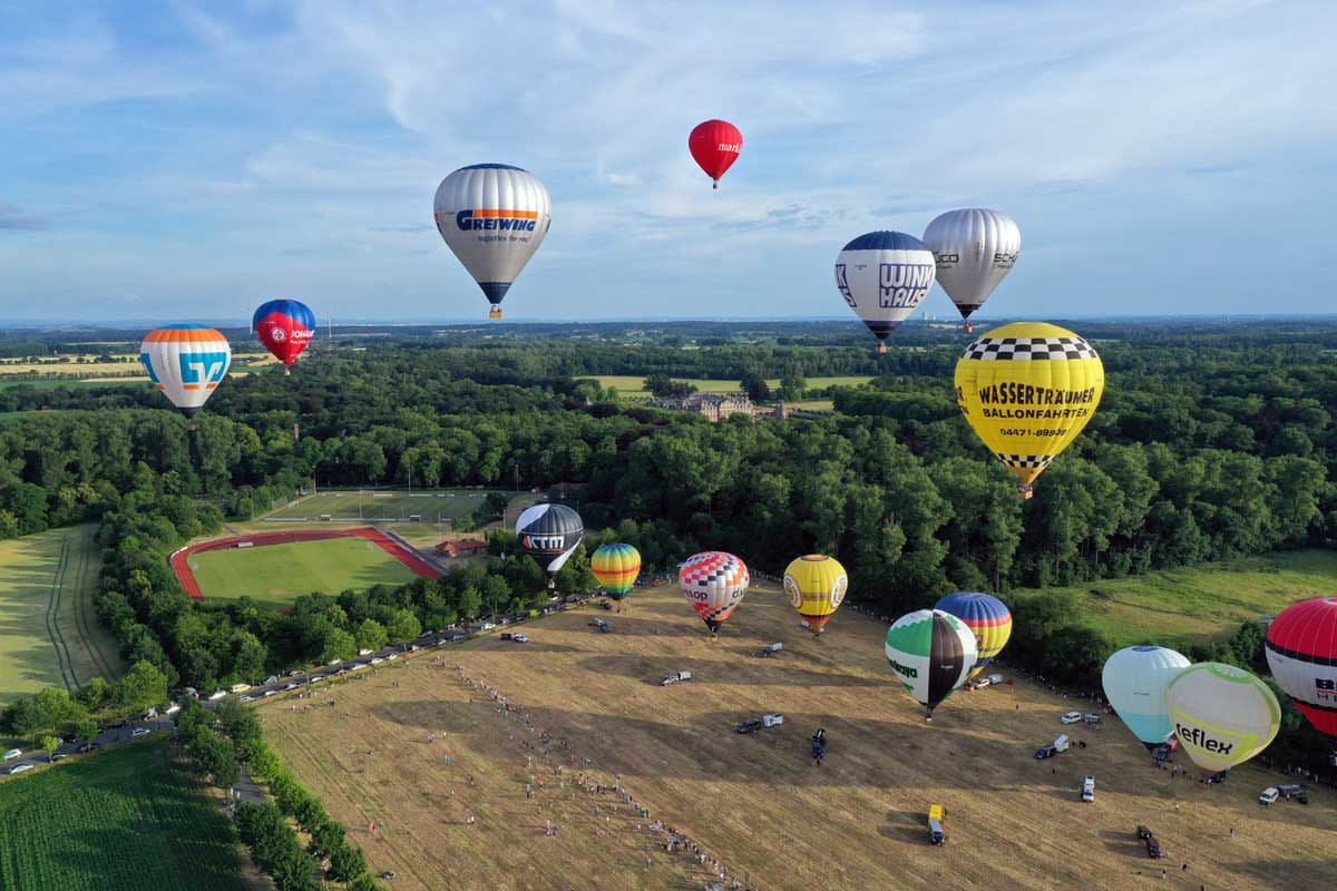Rund 20 Heißluftballons stiegen im Rahmen der Feierlichenkeiten zum 1.000 Geburtstag der Gemeinde Nordkirchen in die Lüfte. Foto: Kreativshooting / T. Schütte
