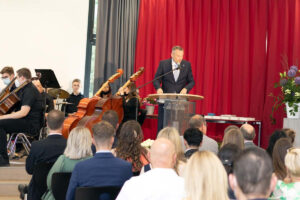 Schulleiter Marcel Damberg verabschiedete die Abiturientia 2022. Foto: Isabel Schütte