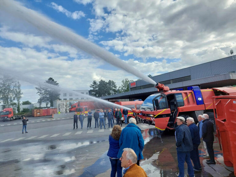 Die Ehemaligen nahmen das Flugfeldlöschfahrzeug der Firma RCS bei der Wasserabgabe in Augenschein. Foto: Feuerwehr Werne