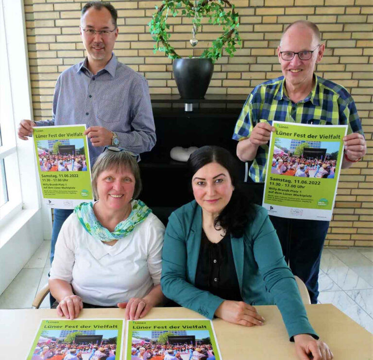 Freuen sich auf viele interessante Gespräche zum Lüner Fest der Vielfalt (v.l.): Hakan Takil, Elisabeth Grieseler-Middendorf, Aysun Aydemir und Wolfgang Bennewitz. Foto: Stadt Lünen
