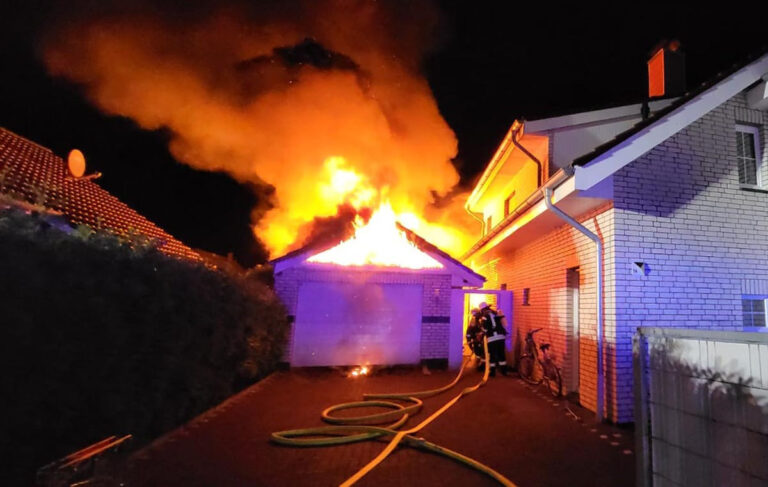 Ein Unterstand sowie die Garage standen in Vollbrand. Das Feuer drohte auf das Wohnhaus überzugreifen, als die Wehr die Einsatzstelle in Stockum erreichte. Foto: Feuerwehr Werne