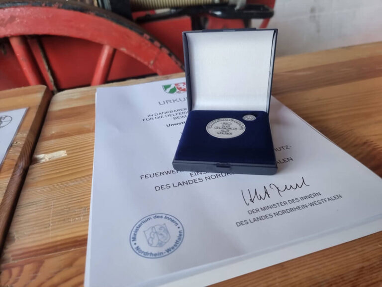 84 Kameraden/innen der Freiwilligen Feuerwehr Werne erhielten die Fluthelfermedaille für ihren Einsatz beim Hochwasser in Werne sowie überörtlich in Bergkamen und Fröndenberg. Foto: Feuerwehr Werne