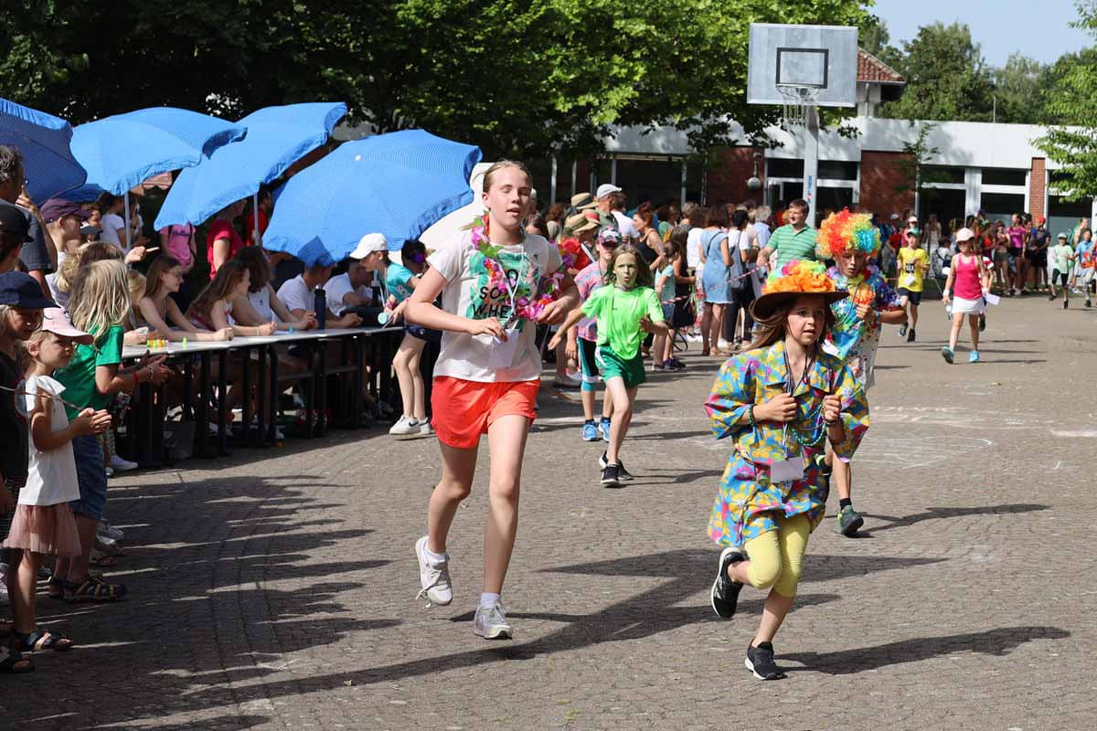 Hauptsache bunt hieß die Devise beim diesjährigen Sponsorenlauf im Rahmen des Schulfestes am Gymnasium St. Christophorus. Foto: Isabel Schütte