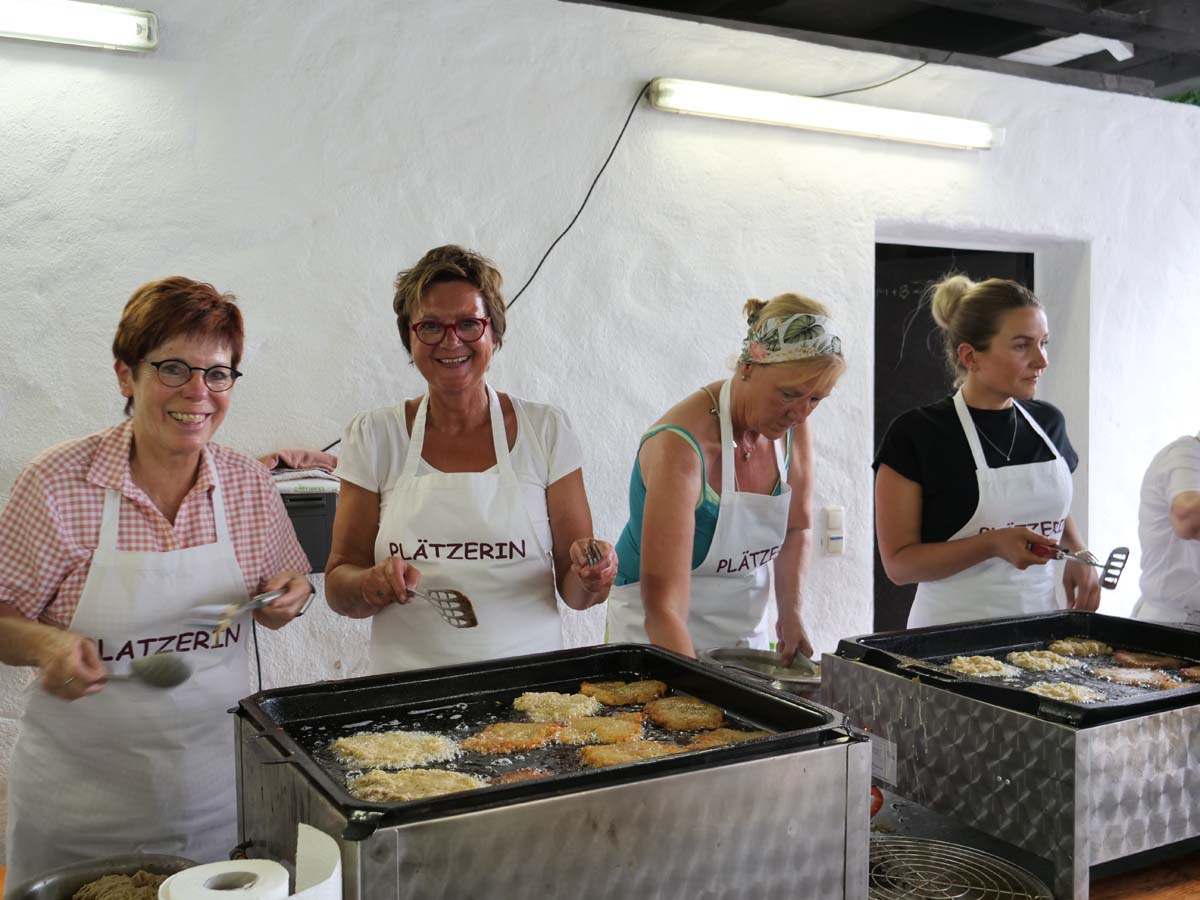 Die Plätzerfrauen sind beim Fest im Klostergarten wieder voll im Einsatz. Foto: Anke Barbara Schwarze