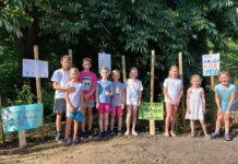 Die Kinder brachten ihren Unmut über die Pflanzung einer Buchenhainhecke auch mit Plakaten zum Ausdruck. Foto: Wagner