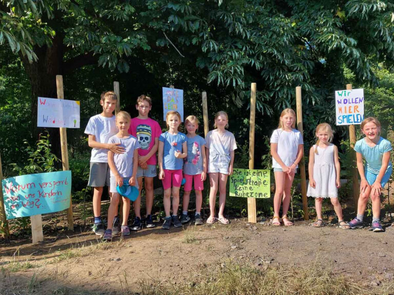 Die Kinder brachten ihren Unmut über die Pflanzung einer Buchenhainhecke auch mit Plakaten zum Ausdruck. Foto: Wagner