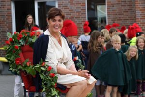 Regina Knepper, langjährige Lehrerin und Konrektorin der Uhlandschule in Werne, wurde von Schüler/innen und Kollegium mit den besten Wünschen in den Ruhestand verabschiedet. Foto: Wagner