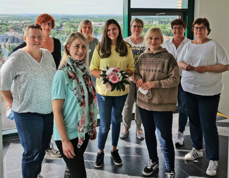 Elena Peitsch (mit Blumenstrauß) wurde im Kreis der Gleichstellungsbeauftragten begrüßt. Foto: Privat