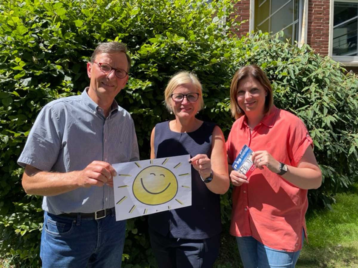 Sina Schwätter (ASD Leitung) und Rita Benning-Schüttpelz (mitte) vom Jugendamt Werne nahmen die Spende aus den Händen von Ulrich Höltmann (Ernst-Kröber-Stiftung) entgegen. Foto: Stadt Werne
