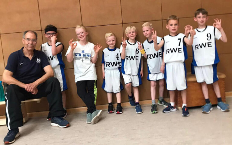 Das Werner Team mit (von links) Coach Jens König, Louis Bösken, Ella Pläster (Co-Trainerin), Julian Wagner, Erik Pläster, Vincent Wenge, Leo Bienkowski und Marlon Wilczek. Foto: LBW