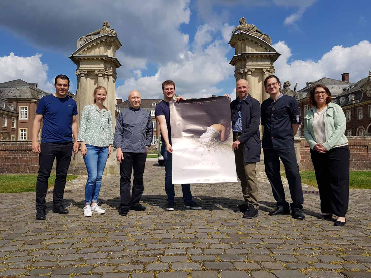 Freuen sich auf das Open-Air-Kino-Event (v.l.): Manuel Lachmann (Gemeinde Nordkirchen), Franziska Niemeyer (Münsterland e.V.), Johannes Austermann (Scala Filmtheater), Stefan Göttker (HSF), Maike Teetz (Gemeinde Nordkirchen) sowie die Mitarbeiter/innen des Schlossrestaurants. Foto: Bernhard Austermann