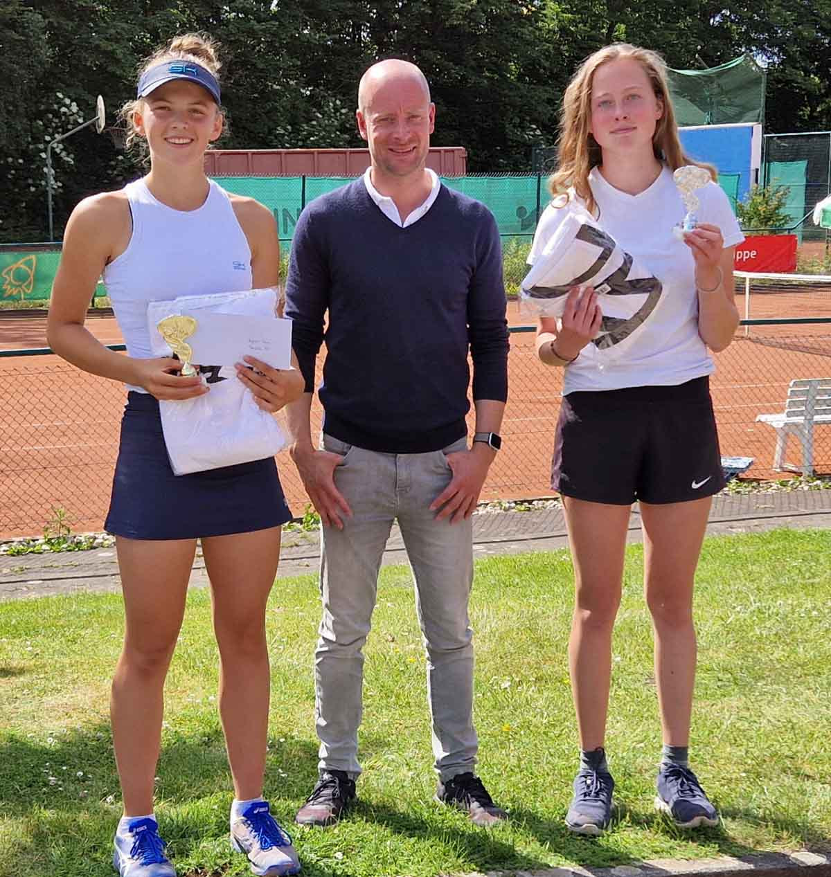 Siegerin Eva (links) bei der Pfingstturnier-Siegerehrung mit der unterlegenen Annika Berrendorf und Turnierleiter Andreas Thiveßen. Foto: TC BW