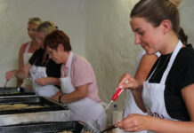 Die Plätzerfrauen waren beim Fest im Klostergarten voll im Einsatz. Foto: Anke Barbara Schwarze