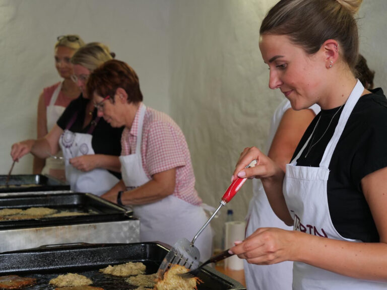 Die Plätzerfrauen waren beim Fest im Klostergarten voll im Einsatz. Foto: Anke Barbara Schwarze