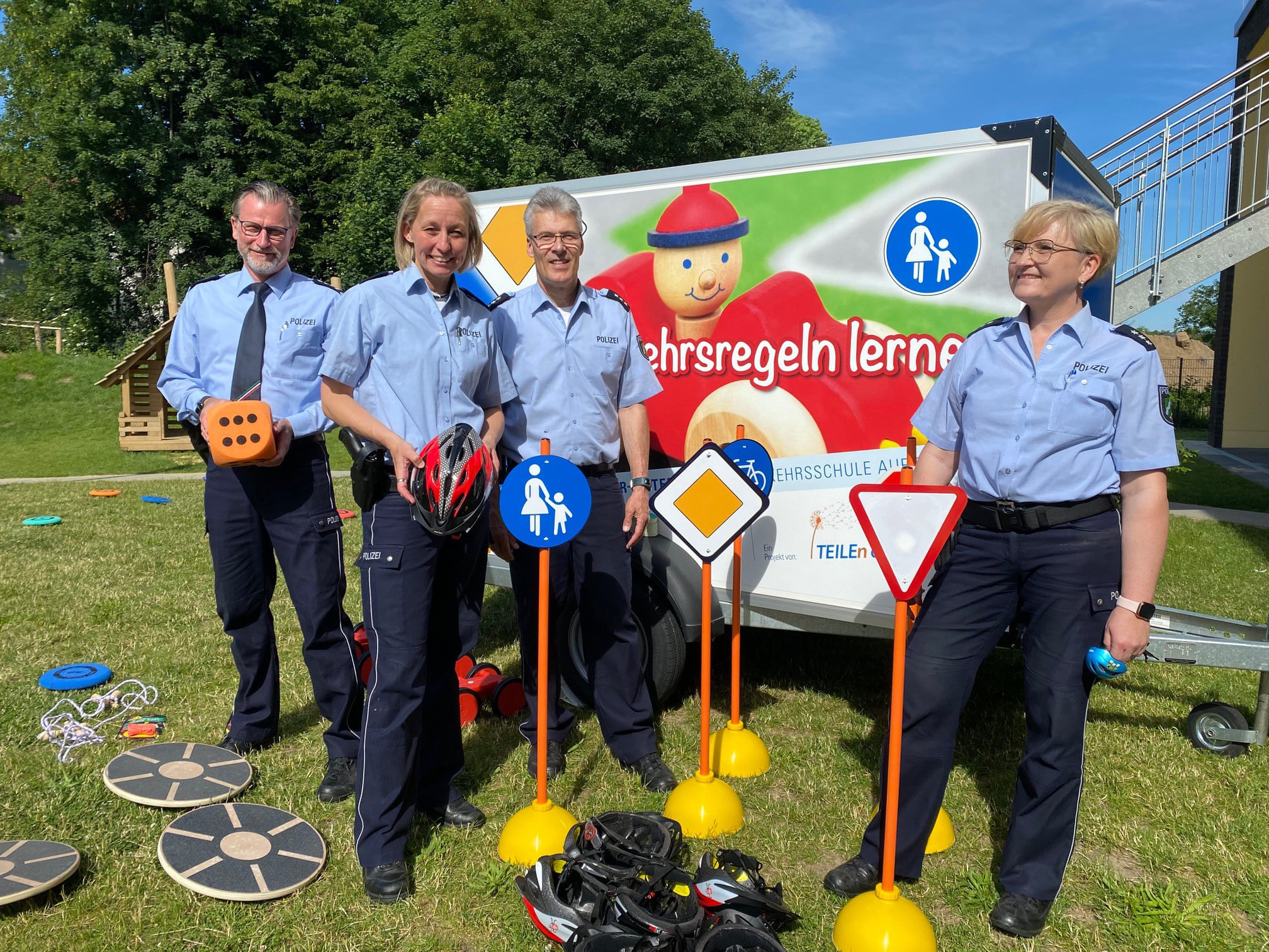 Das Team der Verkehrsunfallprävention der Kreispolizeibehörde Unna vor dem neuen Anhänger. Foto: Polizei Unna