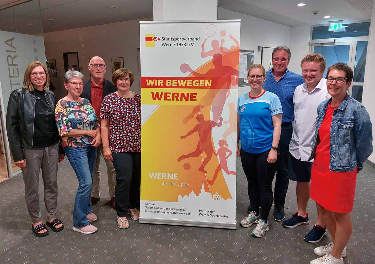 Der Vorstand des Stadtsportverbandes Werne um Jürgen Zielonka (3. von rechts) und mit der scheidenden Rosi Overtheil (2. von links). Foto: Wagner