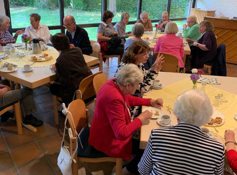 Beim gemeinsamen Kaffeetrinken war viel Gelegenheit für die knapp 40 Anwesenden zum gegenseitigen Austausch und Plaudern. Foto: Ev. Kirchengemeinde