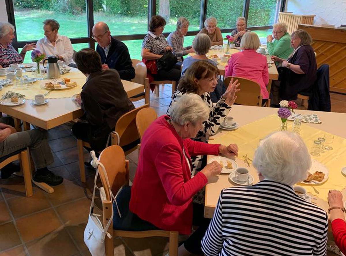 Beim gemeinsamen Kaffeetrinken war viel Gelegenheit für die knapp 40 Anwesenden zum gegenseitigen Austausch und Plaudern. Foto: Ev. Kirchengemeinde