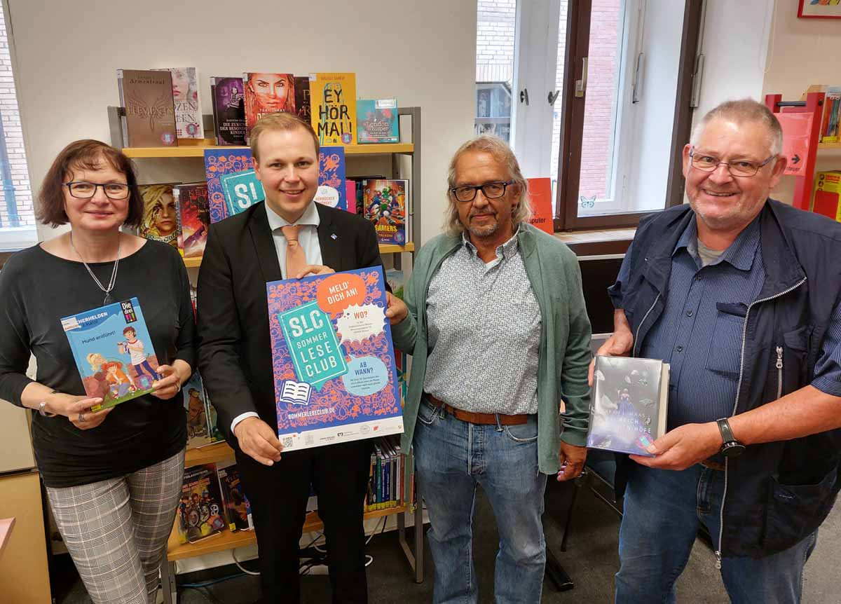 Die Sponsoren des Sommer-Lese-Clubs mit Marion Gloger: (von links) Philipp Gärtner, Leiter der Volksbank-Hauptstelle, Andreas Bassendowski, Vorsitzender des Fördervereins der Stadtbücherei Werne, und Reinhard Stalz (UWW). Foto: Wagner