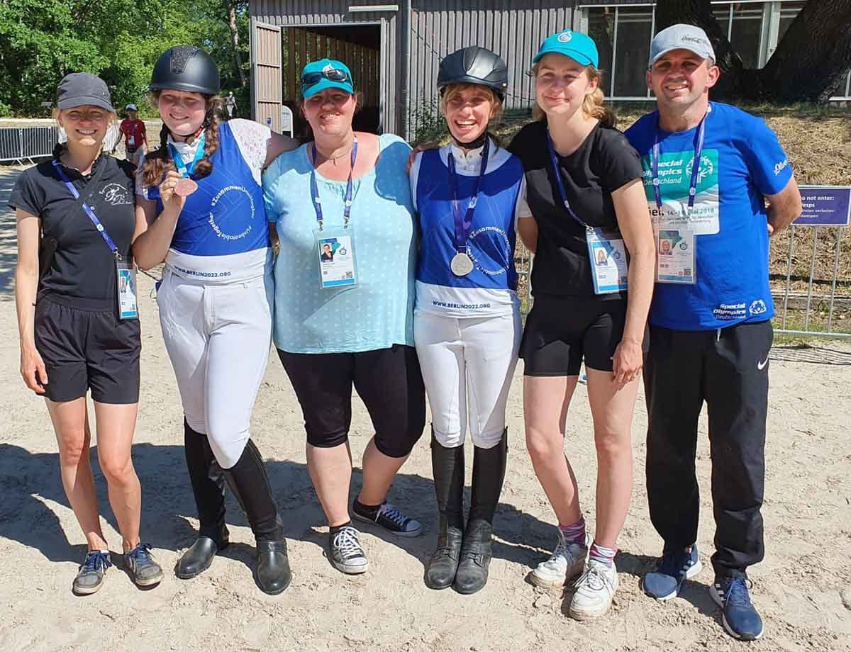 Die Reitanlage neben dem Berliner Olympiastadion war Standort des Teams: Lilith Geisler, Mia Wünsch, Jennifer Lietz, Luisa Fussy, Malin Paeglow und Christian Jansen (v.l.). Foto: Privat