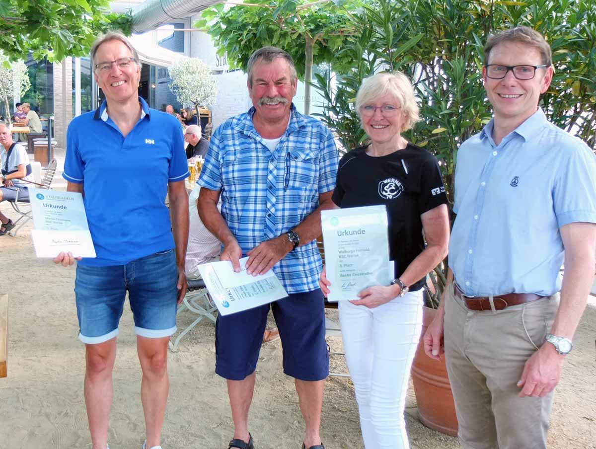 Strahlende Einzel-Sieger: Martin Temmann (1.), Theo Elberfeld (2.) und Walburga Hernold (3.) mit Bürgermeister Lothar Christ (v.li.). Foto: Höinghaus