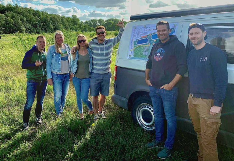 Die Surf Club-Initiatoren beim ersten Treff auf dem Gelände von SURFWRLD/SCNCWAVE mit (von links) Stefan Hustadt, Britta Jochim, Sandra Brachmann, Oliver Brachmann, Jens Krause und Jan Eichwald. Foto: Privat