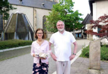 Pastoralreferentin Maria Thiemann verlässt die Pfarrgemeinde St. Christophorus. Dechant Jürgen Schäfer lässt sie nur ungern ziehen. Foto: Gaby Brüggemann