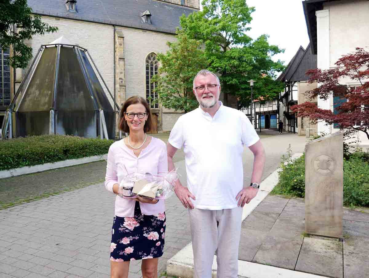 Pastoralreferentin Maria Thiemann verlässt die Pfarrgemeinde St. Christophorus. Dechant Jürgen Schäfer lässt sie nur ungern ziehen. Foto: Gaby Brüggemann
