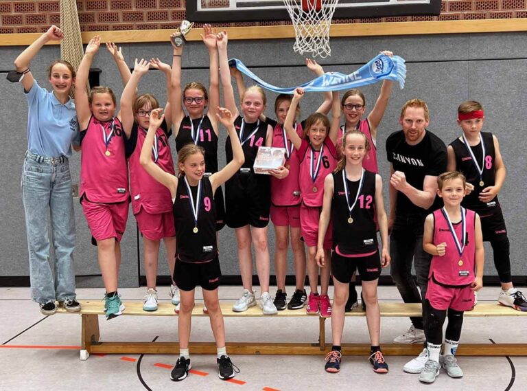 Groß war die Freude bei den LippeBaskets-Mädchen nach dem erfolgreichen Turnier in Waltrop. Foto: LippeBaskets
