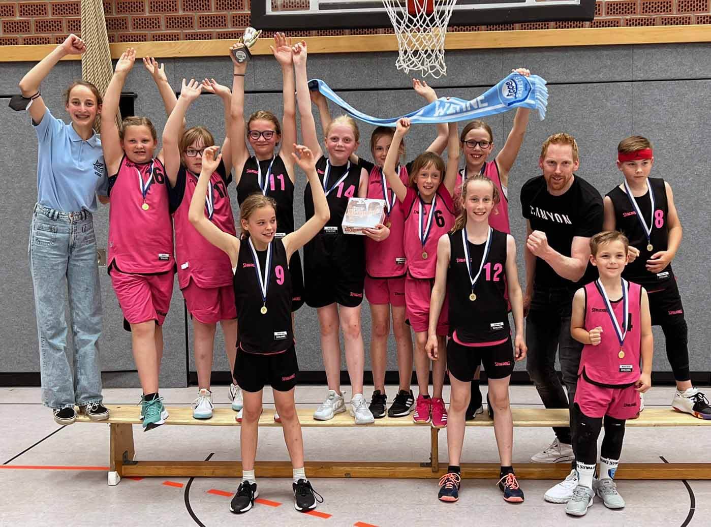 Groß war die Freude bei den LippeBaskets-Mädchen nach dem erfolgreichen Turnier in Waltrop. Foto: LippeBaskets
