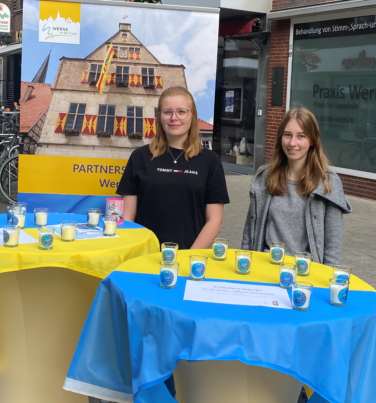 Hannah Weber (links) und Julienne Altwein verkauften Friedenskerzen für die Ukraine-Hilfe. Foto: Viefhues