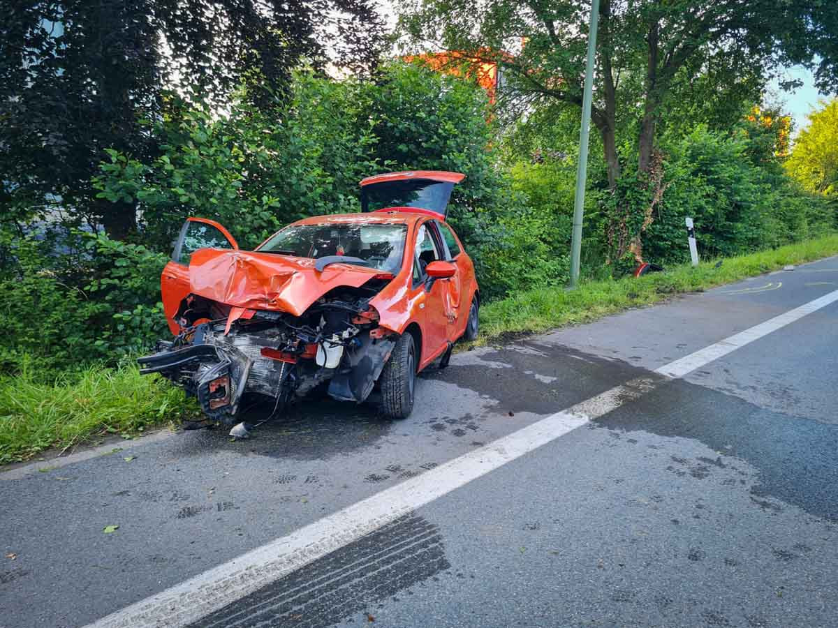 Am verunglückten Pkw entstand hoher Sachschaden. Die Insassen blieben dagegen nahezu unverletzt. Foto: Polizei Unna