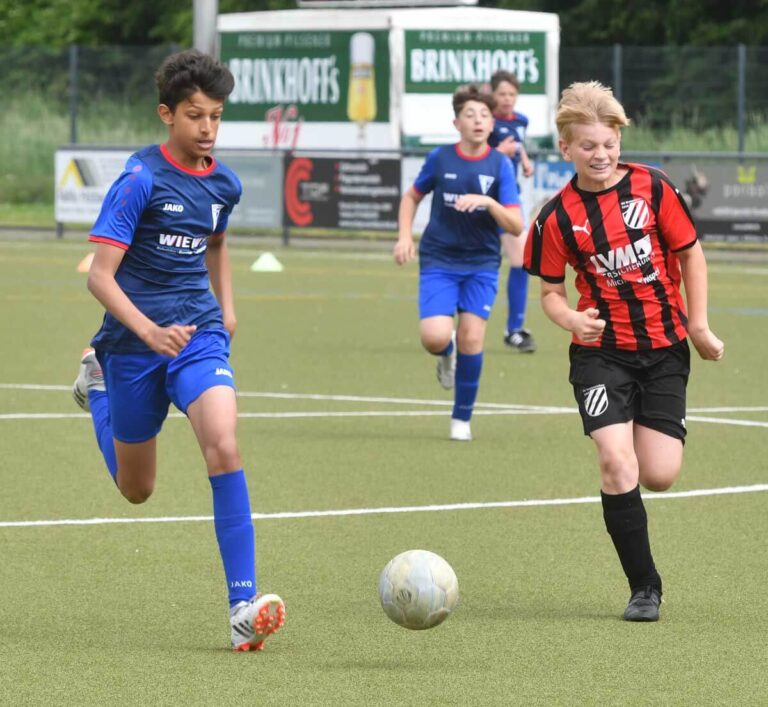 Nach einem schönen Solo brachte Aaron Mathew (l.) seine Mannschaft mit 3:2 in Führung. Archivfoto: MSW
