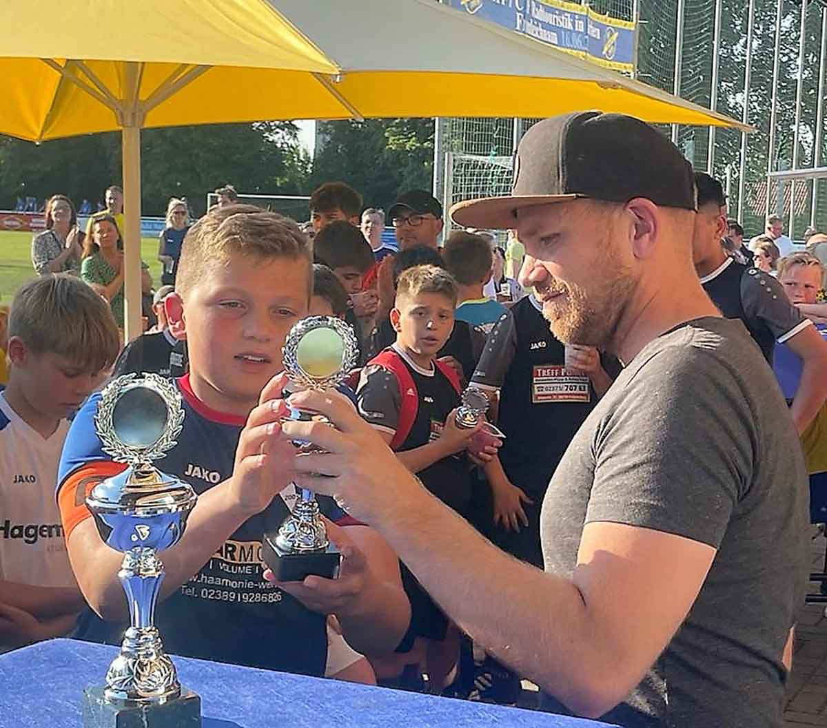D1-Teamkapitän Jonas Eichler nahm den Pokal für den zweiten Platz entgegen. Foto: WSC