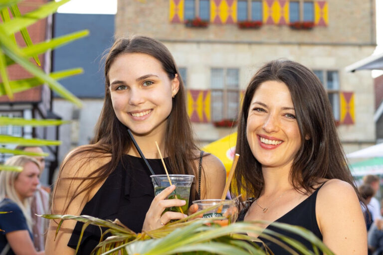 Cocktails ließen sich diese beiden Frauen bei „Werne Karibisch“ schmecken. Foto: Isabel Schütte