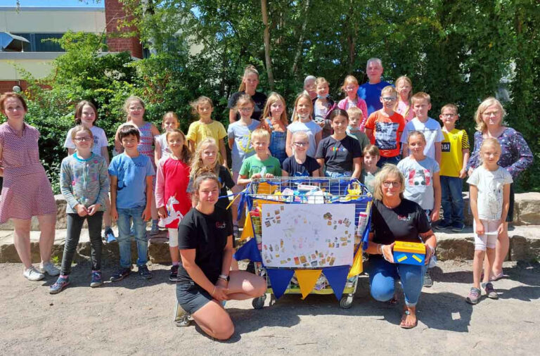 Schülerinnen und Schüler der Wiehagenschule überreichten dem Verein „Herzblut – ohne Euch kein Uns“ Sach- und Geldspenden. Foto: Wagner