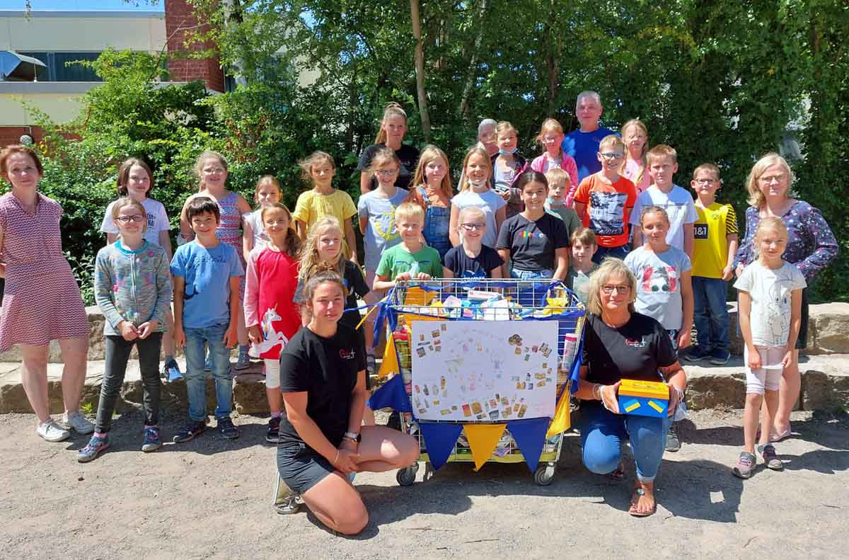 Schülerinnen und Schüler der Wiehagenschule überreichten dem Verein „Herzblut – ohne Euch kein Uns“ Sach- und Geldspenden. Foto: Wagner